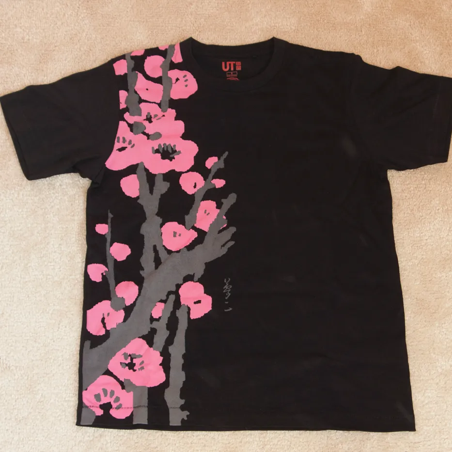 Uniqlo Sakura T-Shirt photo 1
