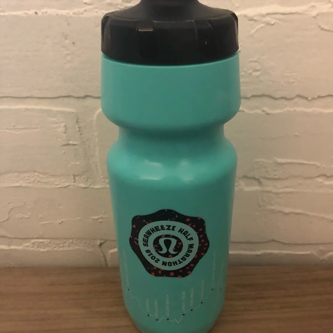 Lululemon Water Bottle - New photo 1