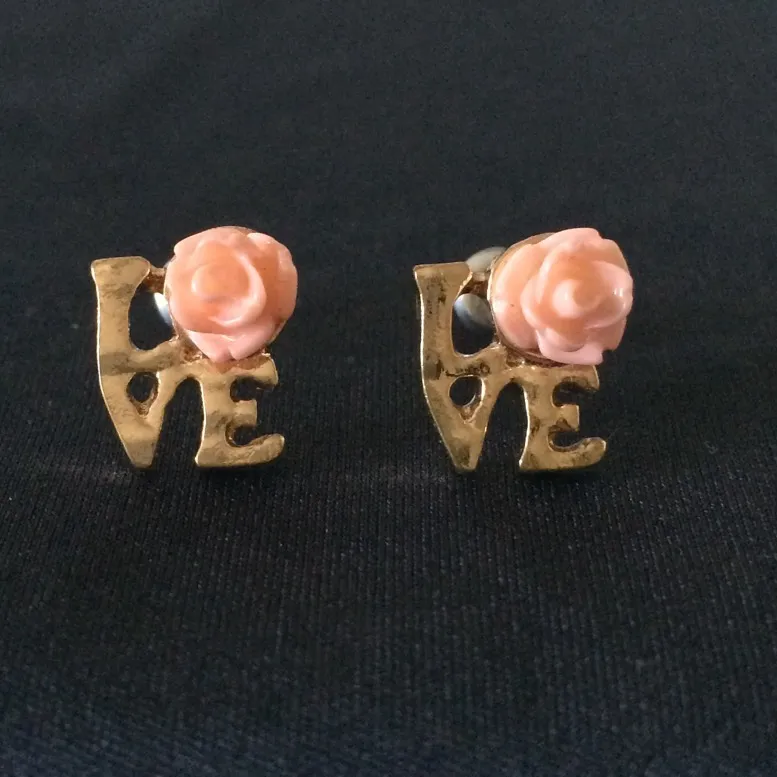 BN Love earrings photo 1