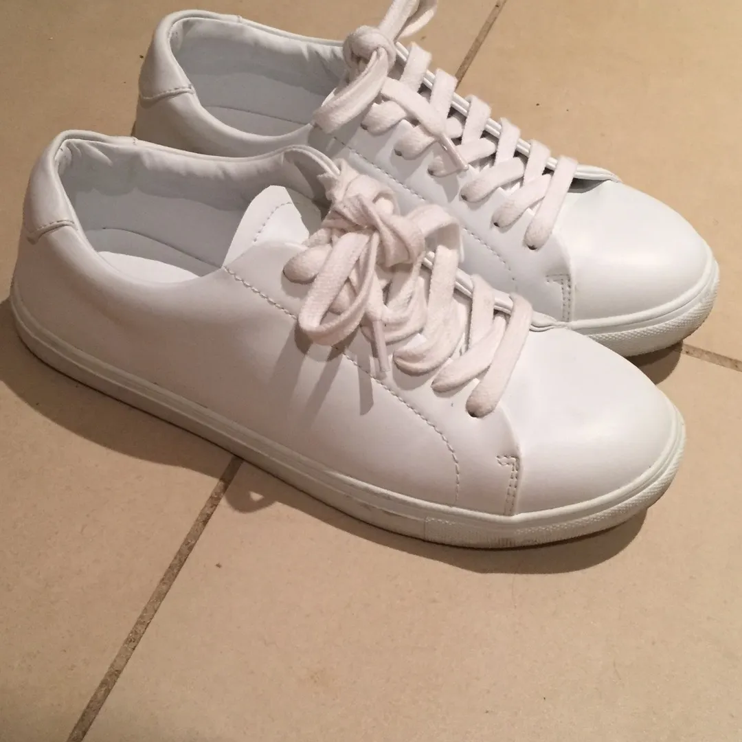 White Sneakers Size 7 photo 3