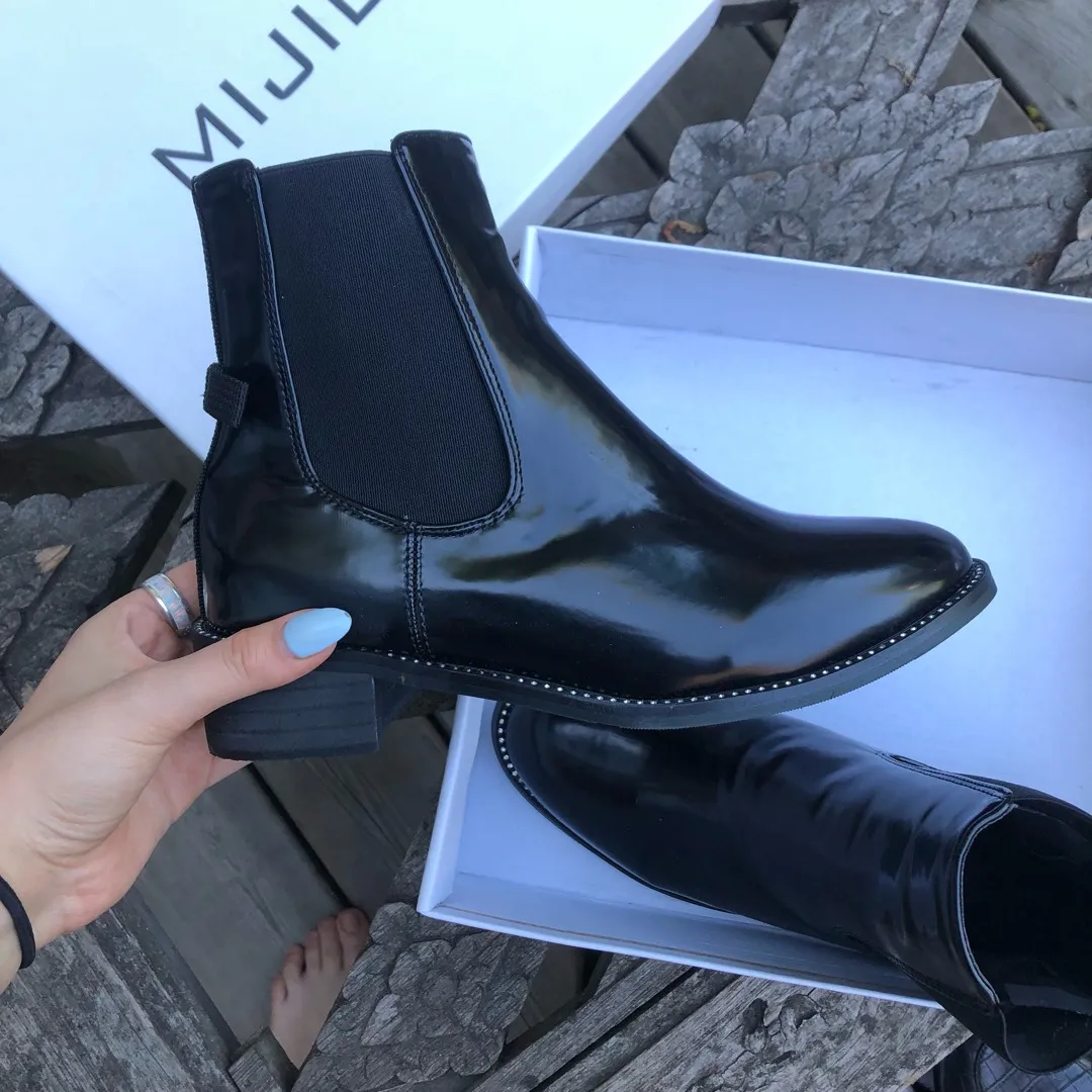 black glossy chelsea boots photo 3
