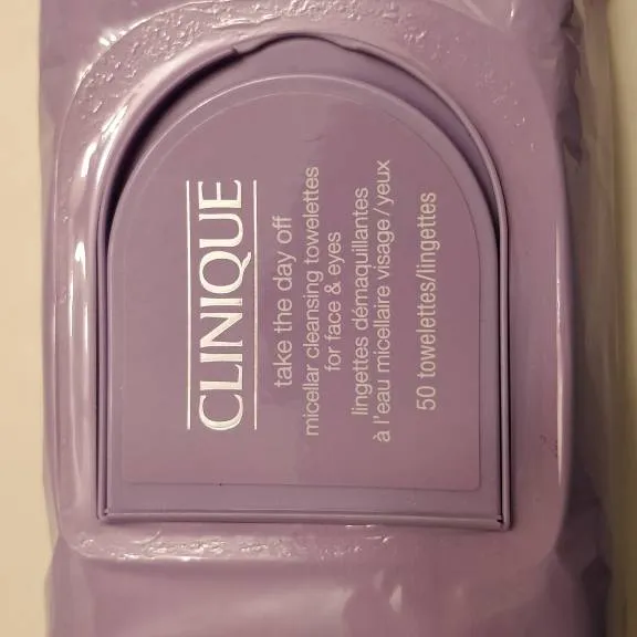 New Clinique Take The Day Off Cleansing Towelettes photo 1