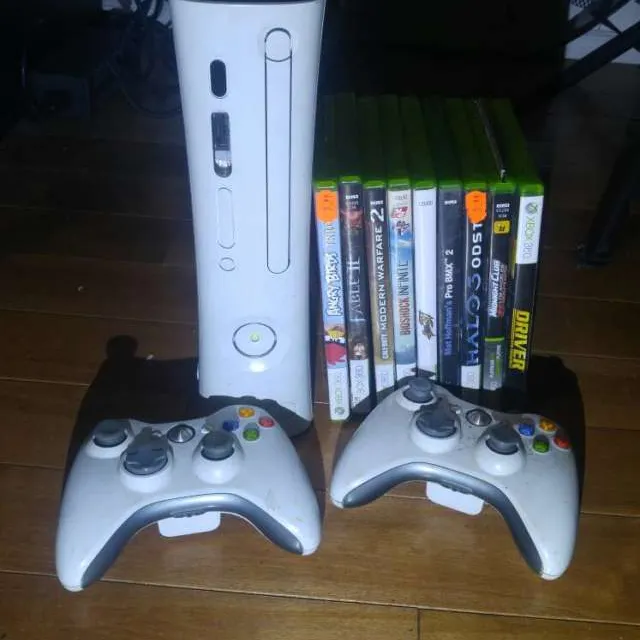 Xbox 360 ,9 Games, 2 Controllers photo 1