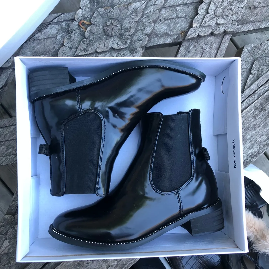 black glossy chelsea boots photo 1