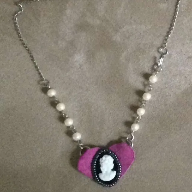 Funky Pearl Silouette Necklace photo 1
