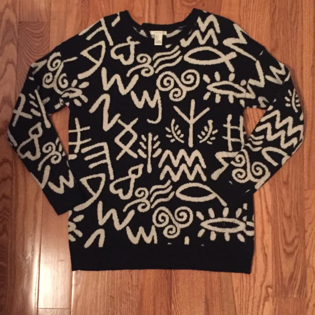 Patterned sweater photo 1