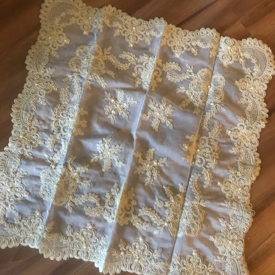 Pearl And Lace Table Cloth photo 1