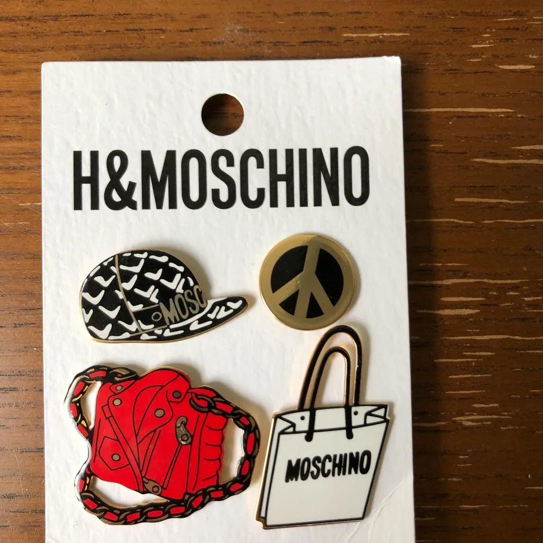 H&M X MOSCHINO pins photo 1