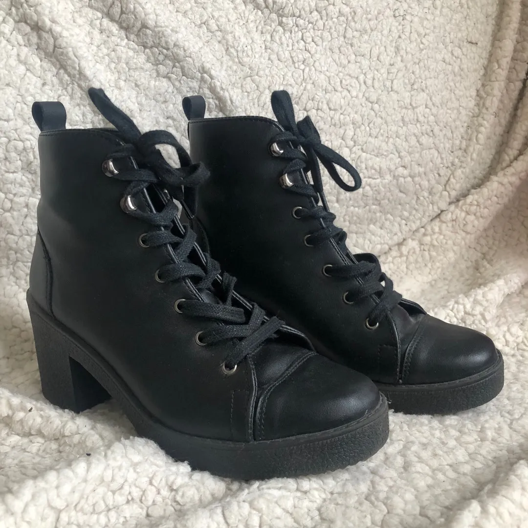 Size 40/7.5 lace up boots. photo 1