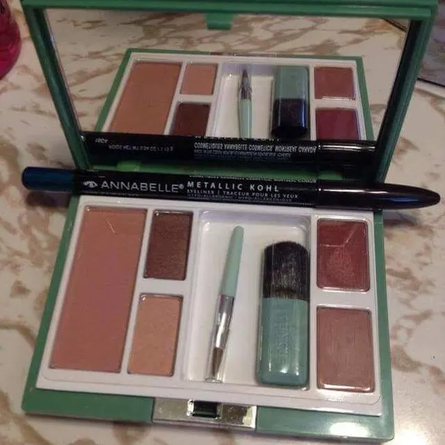 Clinique Global Glamour Makeup Kit photo 1