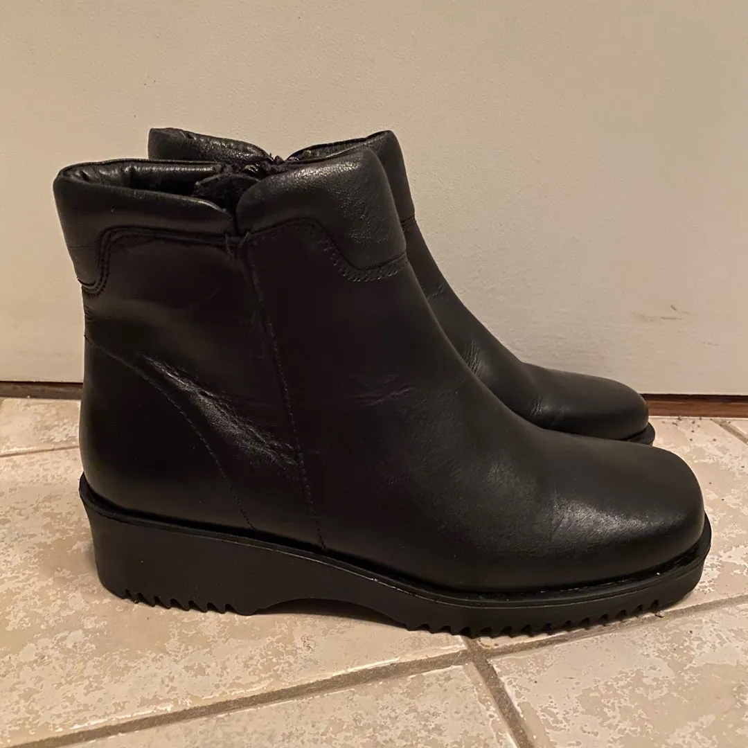 Leather ankle boots photo 1