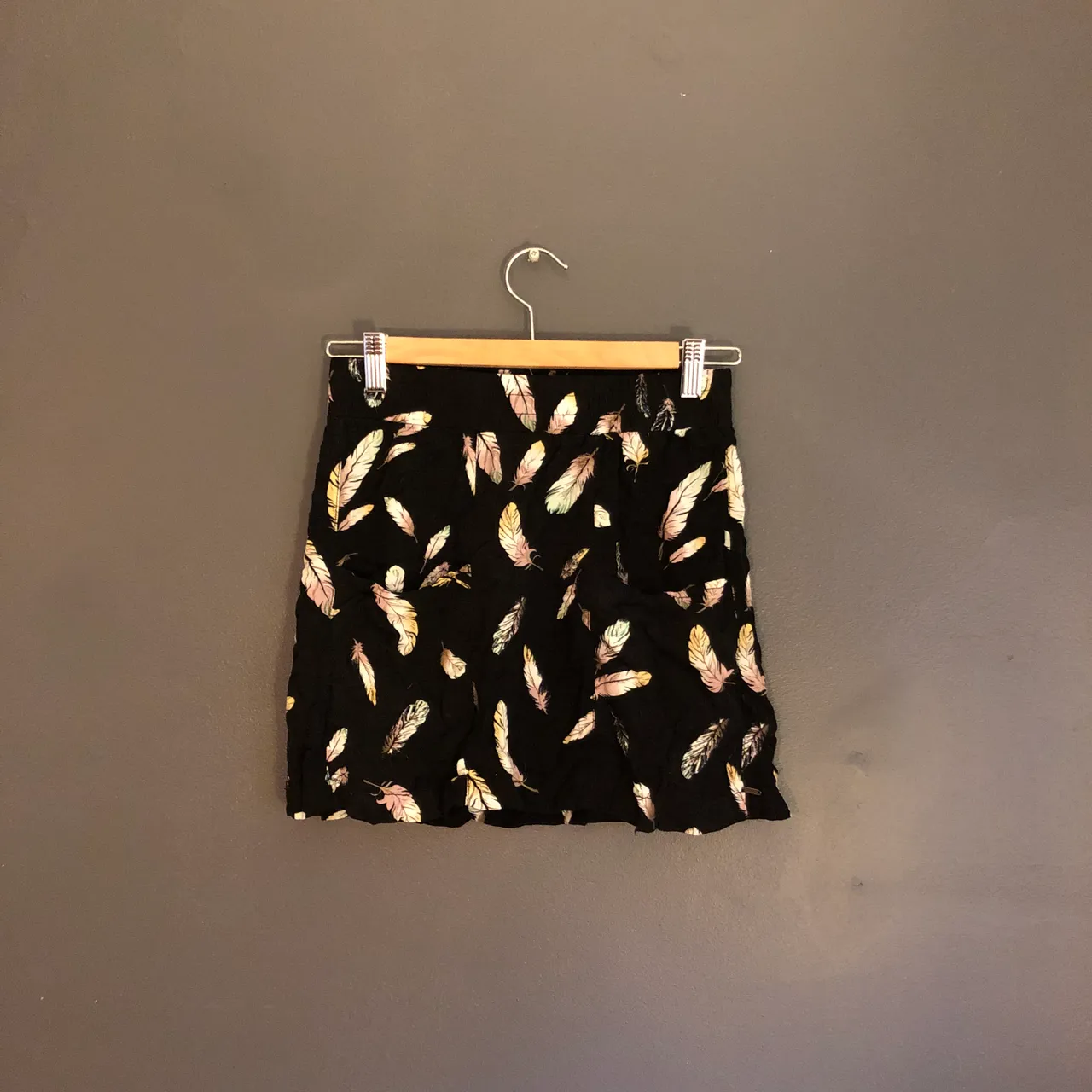Feather Print Mini-Skirt (S) photo 1