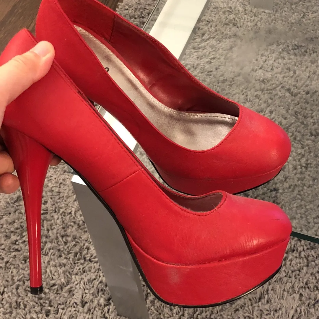 Size 8 Leather Pump photo 1