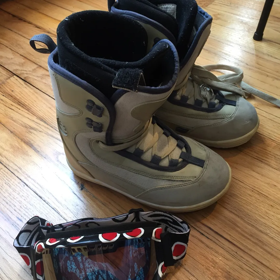SNOWBOARD BOOTS & Goggles photo 1
