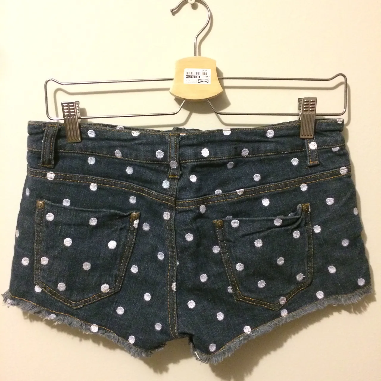 Polka dots cut-off jean shorts photo 1