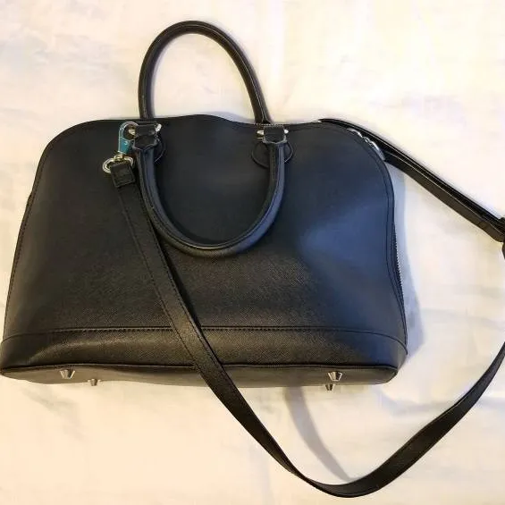 Black Danier Leather Purse/Tote With Small Inside Pockets photo 1