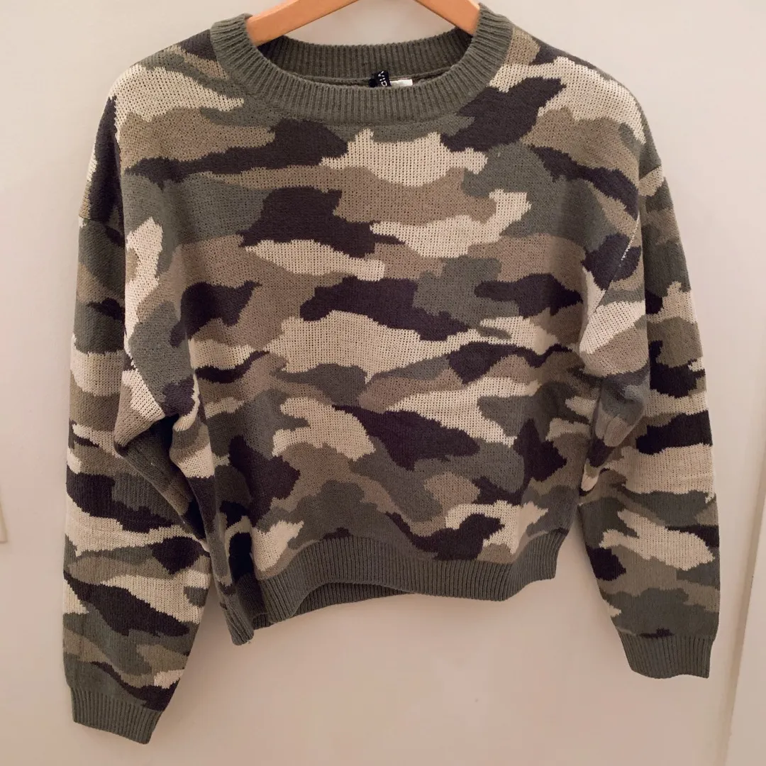 BNWT H&M Camo Sweater- Size M photo 3