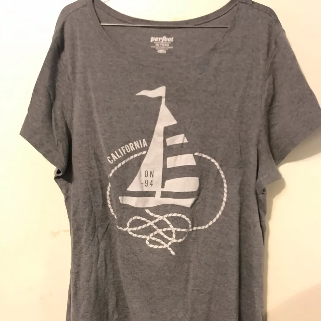 Old Navy Graphic T-Shirt photo 1