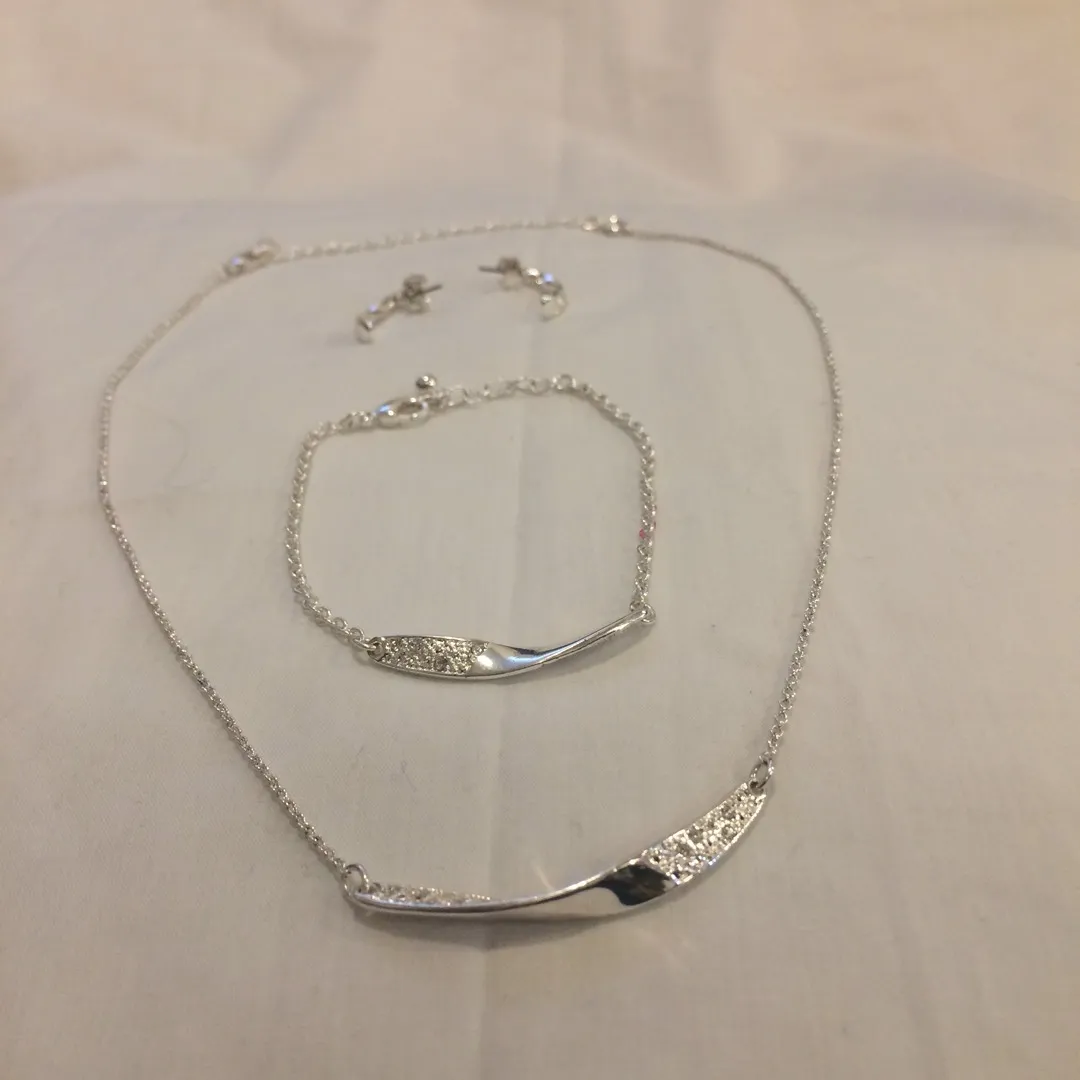 FREE Jewelry Set (Necklace, Bracelet & Earrings) photo 1