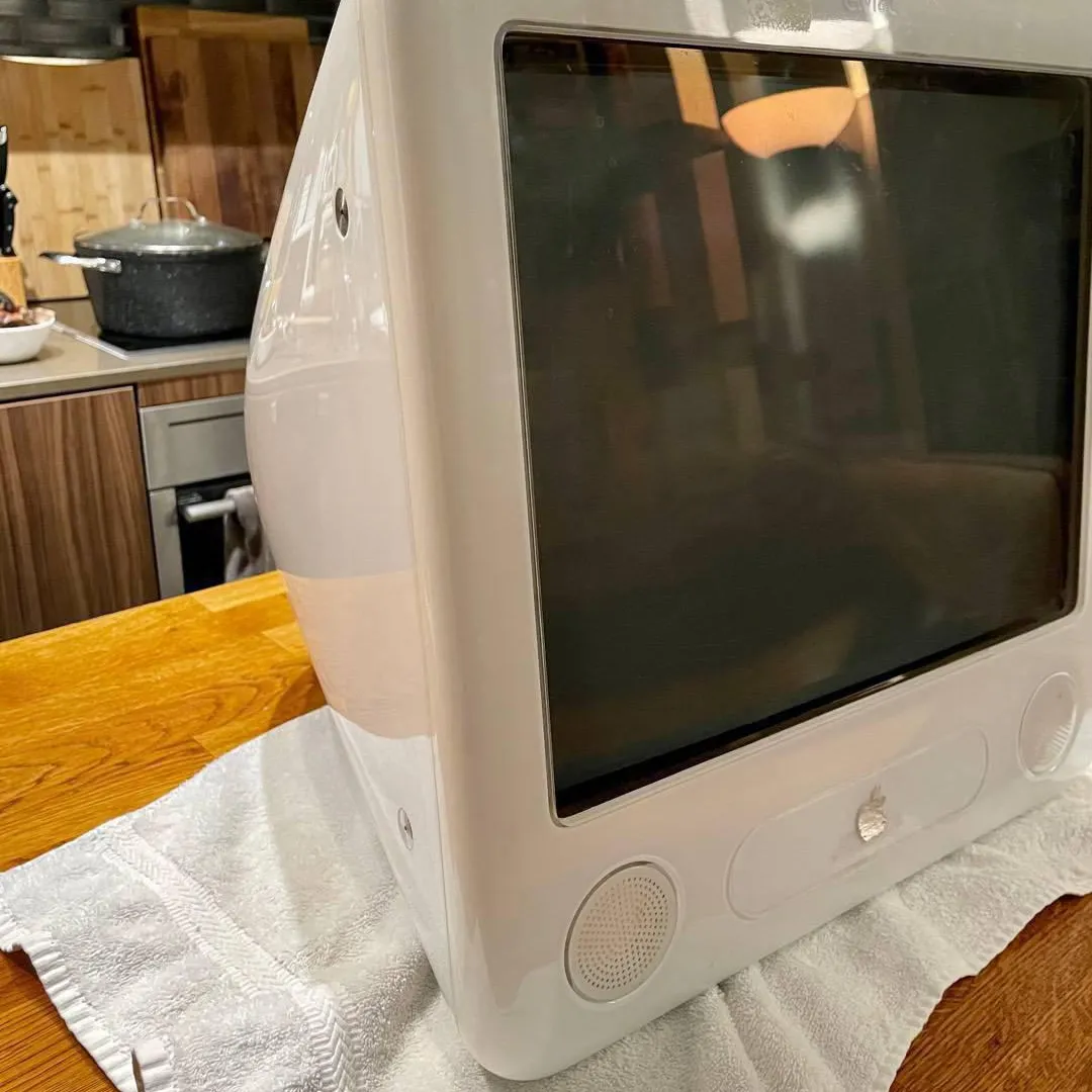 Apple 17” eMac, EMC 2057 (Q86J) - For Parts photo 4