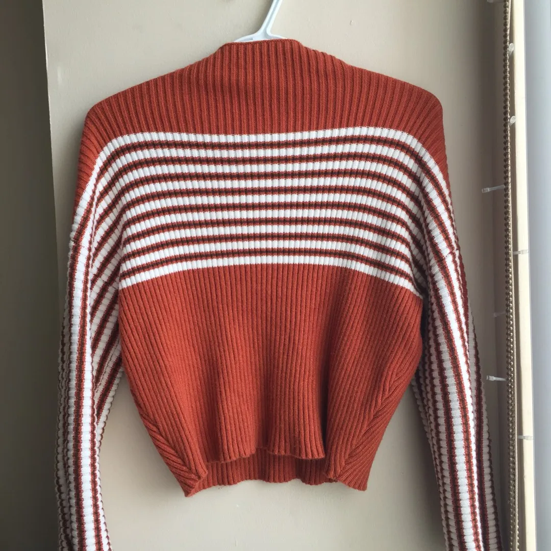 Size Small Sweater From Winners photo 1