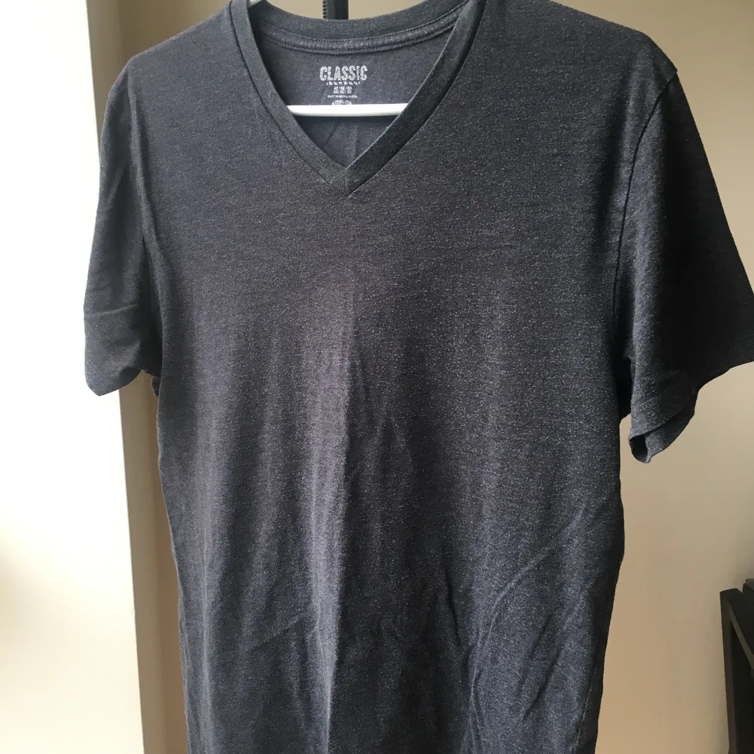 Charcoal grey T-shirt w v-neck, size M photo 1