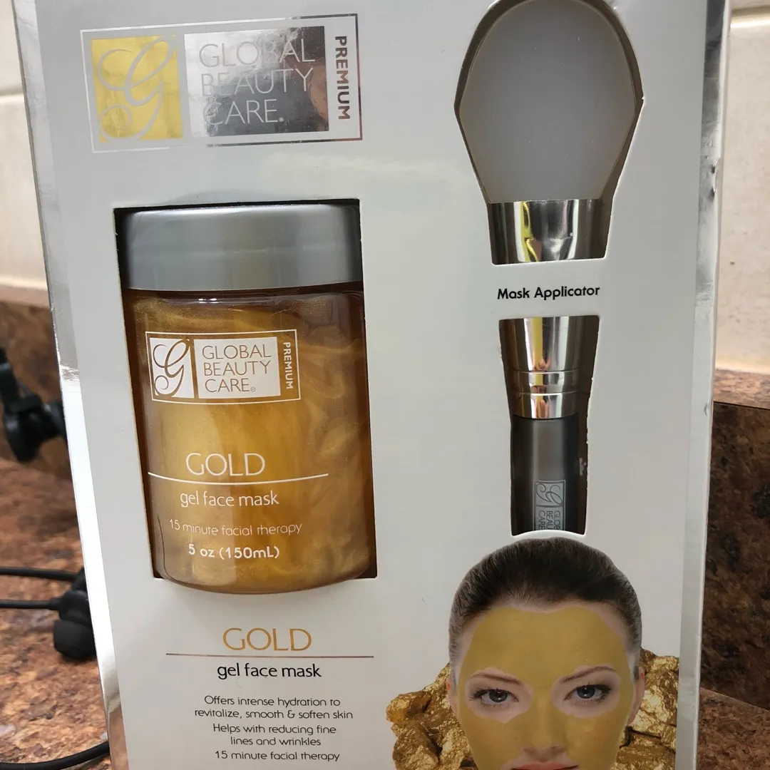 Gold face mask- BNIB photo 1