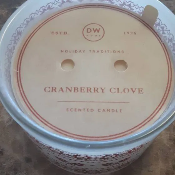 DW Holiday traditions Cranberry Clove Scented Candle photo 1
